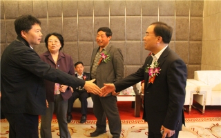 國家發(fā)展改革委資源節(jié)約與環(huán)境保護(hù)司牛波處長（和劉總握手）、全國墻材革新工作委員會會長滕軍力（女士）