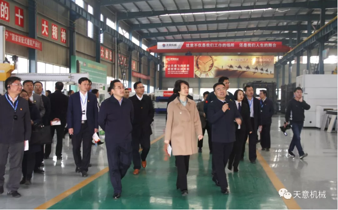 濟(jì)寧市委常委、組織部部長孔凡萍帶領(lǐng)全市“兩新”組織黨建工作現(xiàn)場觀摩團(tuán)蒞臨天意機(jī)械調(diào)研指導(dǎo)