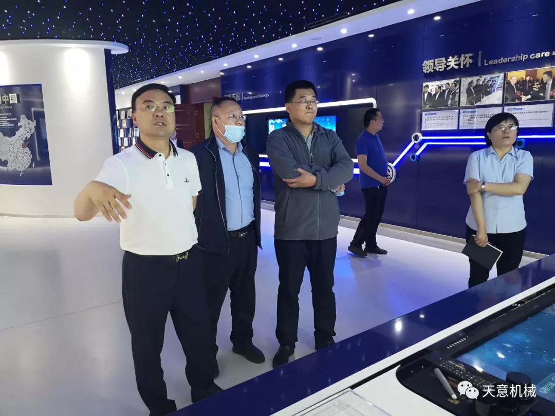 哈爾濱工業(yè)大學(xué)張教授、于教授蒞臨天意機械就智能焊接技術(shù)進行交流指導(dǎo)